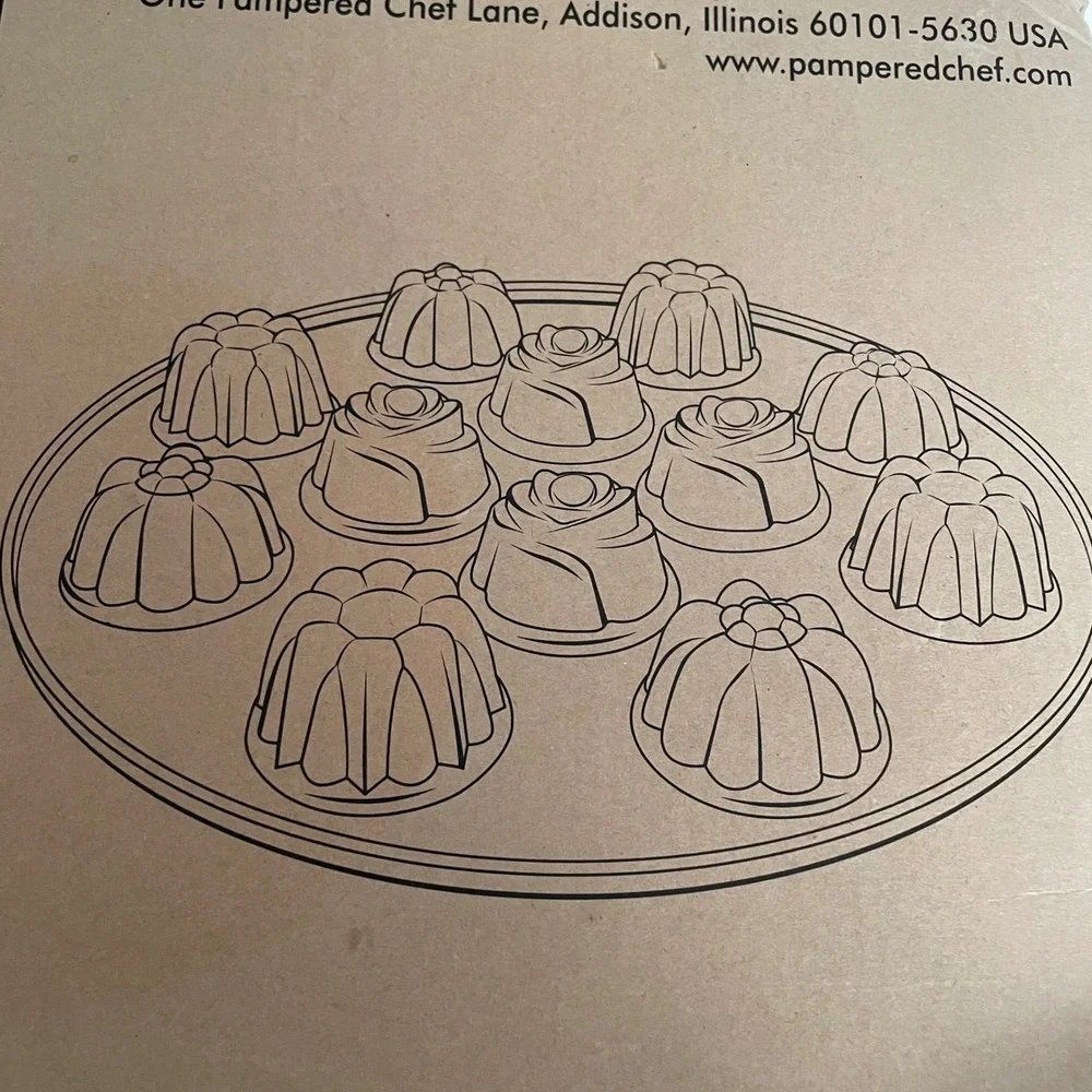 The Pampered Chef Silicone Floral Cupcake Pan bakeware Item‎ #1613